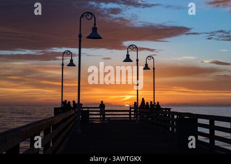 August 2016 - Daytona Beach, Florida, USA S - am Ende des berühmten Daytona Beach Piers versammeln sich die Menschen, während die Sonne über dem Atlantik aufgeht. (Kreditbild: © Michael Johnson via ZUMA Wire) Stockfoto