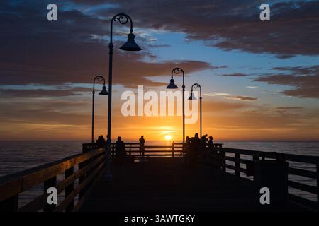 August 2016 - Daytona Beach, Florida, USA S - am Ende des berühmten Daytona Beach Piers versammeln sich die Menschen, während die Sonne über dem Atlantik aufgeht. (Kreditbild: © Michael Johnson via ZUMA Wire) Stockfoto