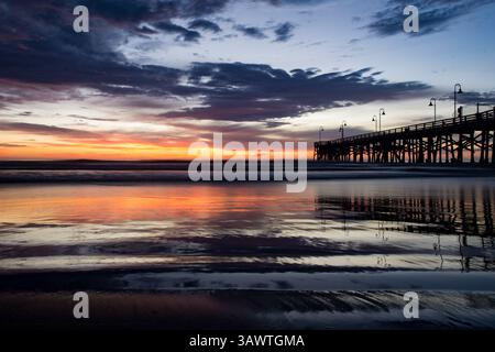 August 2016 - Daytona Beach, Florida, USA S - der Himmel erhellt sich früh, wenn die Sonne vom Atlantik in der Nähe des berühmten Daytona Beach Pier aufgeht. (Kreditbild: © Michael Johnson via ZUMA Wire) Stockfoto