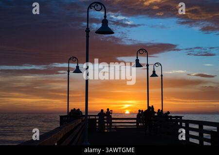 August 2016 - Daytona Beach, Florida, USA S - am Ende des berühmten Daytona Beach Piers versammeln sich die Menschen, während die Sonne über dem Atlantik aufgeht. (Kreditbild: © Michael Johnson via ZUMA Wire) Stockfoto
