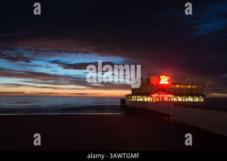 August 2016 - Daytona Beach, Florida, USA S - der Himmel erhellt sich früh, wenn die Sonne vom Atlantik in der Nähe des berühmten Daytona Beach Pier aufgeht. (Kreditbild: © Michael Johnson via ZUMA Wire) Stockfoto