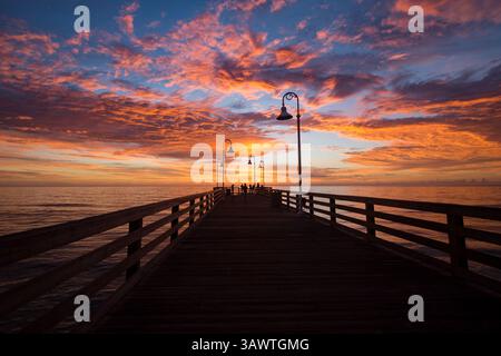 August 2016 - Daytona Beach, Florida, USA S - die Menschen beginnen sich am Ende des berühmten Daytona Beach Piers zu versammeln, während die Sonne über dem Atlantik aufgeht. (Kreditbild: © Michael Johnson via ZUMA Wire) Stockfoto