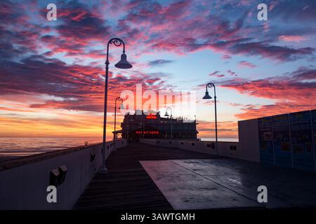 August 2016 - Daytona Beach, Florida, USA S - die Wolken leuchten auf, wenn die Sonne über dem Atlantik in der Nähe des berühmten Daytona Beach Pier und Joe's Crab Shack Restaurant aufgeht. (Kreditbild: © Michael Johnson via ZUMA Wire) Stockfoto