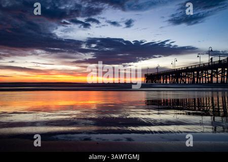 August 2016 - Daytona Beach, Florida, USA S - der Himmel erhellt sich früh, wenn die Sonne vom Atlantik in der Nähe des berühmten Daytona Beach Pier aufgeht. (Kreditbild: © Michael Johnson via ZUMA Wire) Stockfoto