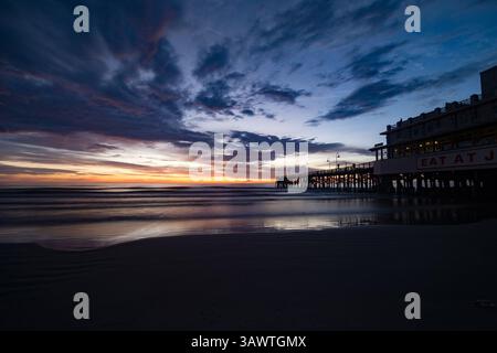 August 2016 - Daytona Beach, Florida, USA S - der Himmel erhellt sich früh, wenn die Sonne vom Atlantik in der Nähe des berühmten Daytona Beach Pier aufgeht. (Kreditbild: © Michael Johnson via ZUMA Wire) Stockfoto