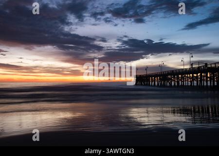 August 2016 - Daytona Beach, Florida, USA S - der Himmel erhellt sich früh, wenn die Sonne vom Atlantik in der Nähe des berühmten Daytona Beach Pier aufgeht. (Kreditbild: © Michael Johnson via ZUMA Wire) Stockfoto