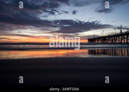 August 2016 - Daytona Beach, Florida, USA S - der Himmel erhellt sich früh, wenn die Sonne vom Atlantik in der Nähe des berühmten Daytona Beach Pier aufgeht. (Kreditbild: © Michael Johnson via ZUMA Wire) Stockfoto