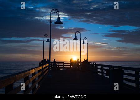 August 2016 - Daytona Beach, Florida, USA S - am Ende des berühmten Daytona Beach Piers versammeln sich die Menschen, während die Sonne über dem Atlantik aufgeht. (Kreditbild: © Michael Johnson via ZUMA Wire) Stockfoto