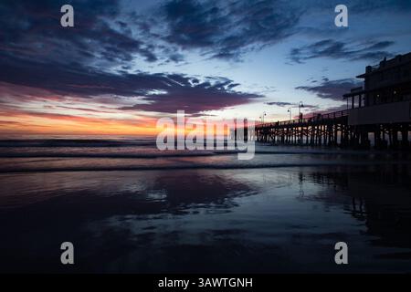 August 2016 - Daytona Beach, Florida, USA S - der Himmel erhellt sich früh, wenn die Sonne vom Atlantik in der Nähe des berühmten Daytona Beach Pier aufgeht. (Kreditbild: © Michael Johnson via ZUMA Wire) Stockfoto
