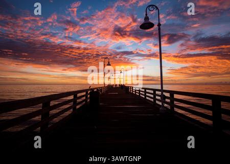 August 2016 - Daytona Beach, Florida, USA S - die Menschen beginnen sich am Ende des berühmten Daytona Beach Piers zu versammeln, während die Sonne über dem Atlantik aufgeht. (Kreditbild: © Michael Johnson via ZUMA Wire) Stockfoto