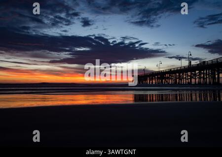 August 2016 - Daytona Beach, Florida, USA S - der Himmel erhellt sich früh, wenn die Sonne vom Atlantik in der Nähe des berühmten Daytona Beach Pier aufgeht. (Kreditbild: © Michael Johnson via ZUMA Wire) Stockfoto