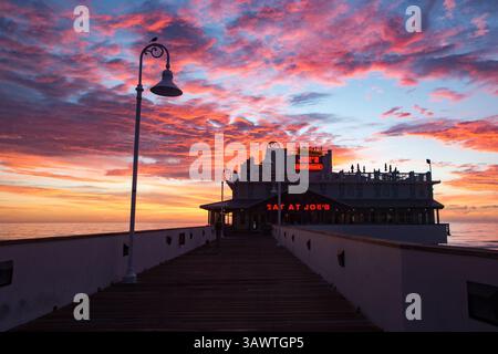 August 2016 - Daytona Beach, Florida, USA S - die Wolken leuchten auf, wenn die Sonne über dem Atlantik in der Nähe des berühmten Daytona Beach Pier und Joe's Crab Shack Restaurant aufgeht. (Kreditbild: © Michael Johnson via ZUMA Wire) Stockfoto