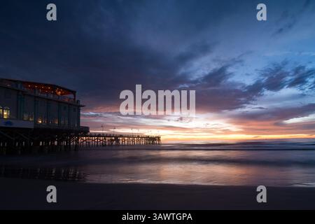 August 2016 - Daytona Beach, Florida, USA S - der Himmel erhellt sich früh, wenn die Sonne vom Atlantik in der Nähe des berühmten Daytona Beach Pier aufgeht. (Kreditbild: © Michael Johnson via ZUMA Wire) Stockfoto