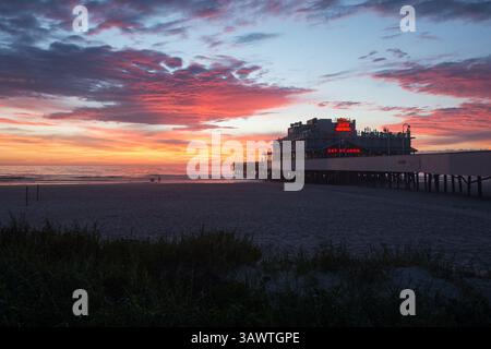 August 2016 - Daytona Beach, Florida, USA S - die Wolken erwachen zum Leben, wenn die Sonne über dem Atlantik in der Nähe des berühmten Daytona Beach Pier und Joe's Crab Shack Restaurant aufgeht. (Kreditbild: © Michael Johnson via ZUMA Wire) Stockfoto