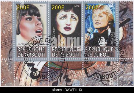DSCHIBUTI — 2010: Mehrfarbiges Mini-Blatt, 3 von 9 illegalen 200-Franken-Briefmarken, die die größten französischen Musiker des 20. Jahrhunderts darstellen. Mireille Mathieu (französische Sängerin) hat mehr als 1.200 Songs in elf Sprachen aufgenommen, von denen weltweit mehr als 122 Millionen Schallplatten verkauft wurden. Edith Piaf war eine französische Sängerin und Texterin, die vor allem für ihre Lieder in den Genres Kabarett und Chanson bekannt war. Claude Antoine Marie Francois, auch bekannt unter dem Spitznamen Cloclo, war ein französischer Popsänger, Komponist, Songwriter, Plattenproduzent, Schlagzeuger und Tänzer Stockfoto