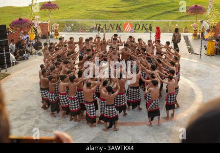Indonesien. April 2025. Die Kecak-Tanzvorstellung im Cultural Stage Amphitheater anlässlich des 50-jährigen Bestehens von Taman Mini Indonesia Indah (TMII) in Jakarta am Sonntag, den 20. April 2025. (Kreditbild: © Andri Munazir/ZUMA Press Wire) NUR REDAKTIONELLE VERWENDUNG! Nicht für kommerzielle ZWECKE! Stockfoto
