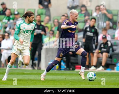 Austin, Texas, USA. April 2025. Austin FC Mittelfeldspieler ILIE SANCHEZ (6) gegen Los Angeles Galaxy Stürmer MARCO REUS (18) während eines Major League Soccer Spiels zwischen Austin FC und Los Angeles Galaxy am 19. April 2025 in Austin, Texas. Austin FC gewann mit 1:0. (Kreditbild: © Scott Coleman/ZUMA Press Wire) NUR REDAKTIONELLE VERWENDUNG! Nicht für kommerzielle ZWECKE! Stockfoto