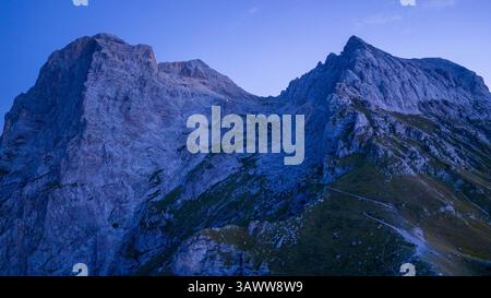 Blick auf den Gran sasso während der blauen Stunde im Apennin, Italien. Dämmerungslichter heben die dramatischen Gipfel und den Himmel hervor Stockfoto