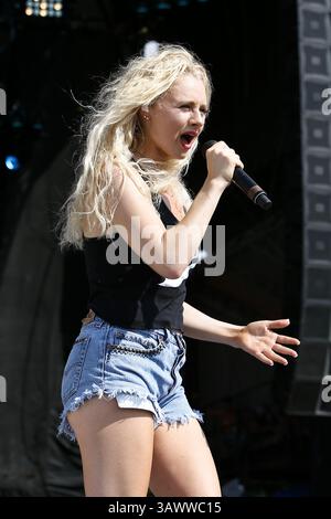 22. Juli 2016 - Twin Lakes, Wisconsin, USA - Haley Georgia tritt auf der Bühne des Country Thunder Music Festivals auf – Tag 2. (Bild: © Debby Wong via ZUMA Wire) Stockfoto