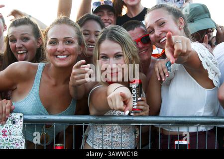 22. Juli 2016 – Twin Lakes, Wisconsin, USA – Fans reagieren während des Country Thunder Music Festivals – Tag 2. (Bild: © Debby Wong via ZUMA Wire) Stockfoto