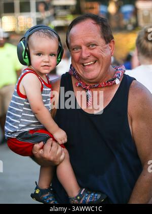 22. Juli 2016 - Twin Lakes, Wisconsin, USA - Fans lächeln während des Country Thunder Music Festivals - Tag 2. (Bild: © Debby Wong via ZUMA Wire) Stockfoto