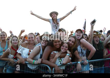 22. Juli 2016 – Twin Lakes, Wisconsin, USA – Fans reagieren während des Country Thunder Music Festivals – Tag 2. (Bild: © Debby Wong via ZUMA Wire) Stockfoto