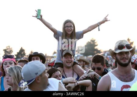 22. Juli 2016 – Twin Lakes, Wisconsin, USA – Fans reagieren während des Country Thunder Music Festivals – Tag 2. (Bild: © Debby Wong via ZUMA Wire) Stockfoto