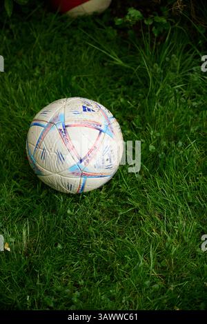 20. April 2025 - Bedfordshire / UK - : ein einzelner Fußball liegt im Garten Stockfoto