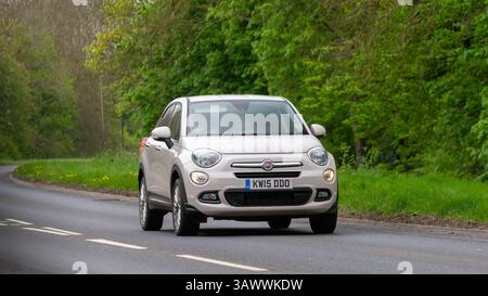 Milton Keynes, Großbritannien - 9. April 2025: 2015 Fiat 500x Auto auf einer britischen Landstraße Stockfoto
