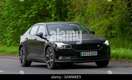 Milton Keynes, UK - 9. April 2025: 2023 schwarze Polestar 2 plus Elektroauto auf einer britischen Landstraße Stockfoto