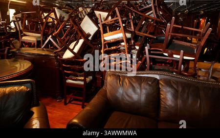 25. Juli 2016 - Tampa, Florida, USA - JAMES BORCHUCK | Times. Der Inhalt des Red Rose Inn, einschließlich Stühlen, Tischen und Sofas, stapelt sich in der Lounge des berühmten Plant City Hotels. Der Komplex wird in eine Drogen- und Alkoholabhängigkeitsklinik umgewandelt und alles wird am 6. August versteigert. (Foto: © James Borchuck/Tampa Bay Times via ZUMA Wire) Stockfoto