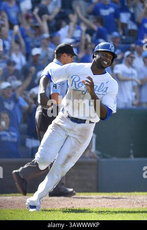 19. Juni 2016 – Kansas City, MO, USA – Lorenzo Cain von Kansas City Royals erzielt beim 13. Inning am Sonntag, den 19. Juni 2016, im Kauffman Stadium in Kansas City, Mo. (Bild: © John Sleezer/TNS via ZUMA Wire) Stockfoto