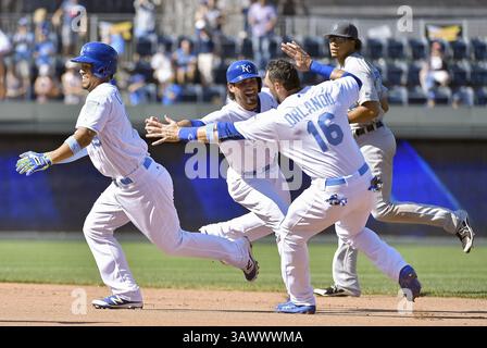19. Juni 2016 – Kansas City, MO, USA – Kansas City Cheslor Cuthbert entkommt Brett Eibner und Paulo Orlando, nachdem Cuthbert bei der 13. Inning am Sonntag, den 19. Juni 2016, im Kauffman Stadium in Kansas City, Mo. (Kreditbild: © John Sleezer/TNS via ZUMA Wire) Stockfoto