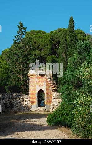 Der Eingang eines alten Masseria (Bauernhaus) in Salento, Italien Stockfoto