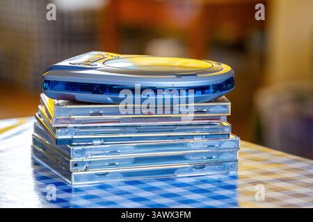 Tragbarer cd-Player, walkman ® auf cd-Stapel Stockfoto