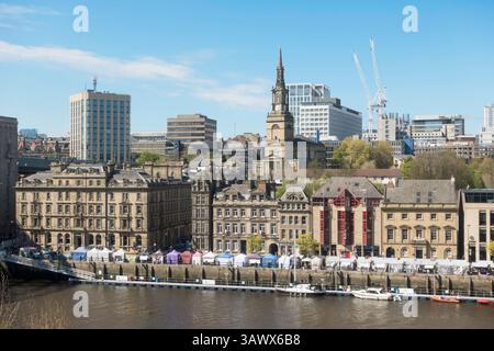 Newcastle Quayside Sunday Market Stände am Fluss mit Stadtbild dahinter, Newcastle upon Tyne, England, Großbritannien Stockfoto