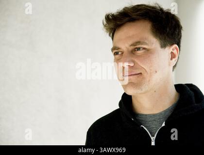 11. März 2010 – Hollywood, Kalifornien, USA – MICHAEL SHANNON wirbt für „The Runaways“ (2010). Michael Corbett Shannon (* 7. August 1974) ist ein US-amerikanischer Schauspieler und Musiker. Shannon erhielt erstmals Aufmerksamkeit für seinen Auftritt in der 8 Mile 2002, wo er den Freund von Eminems Mutter, gespielt von Kim Basinger, porträtierte. 2008 wurde er für den Academy Award als bester Nebendarsteller für seine Aufführung in der Revolutionary Road nominiert. Er spielte Nelson Van Alden in der HBO-Serie Boardwalk Empire (2010–2014). Seine Auftritte in dem Film Take Shelter von 2011 führten zu weiteren Entwicklungen Stockfoto