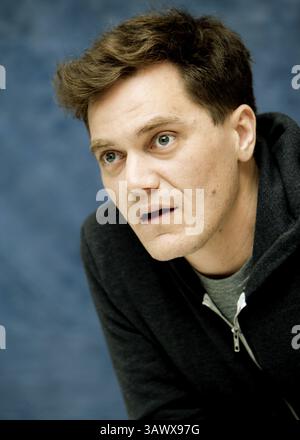 11. März 2010 – Hollywood, Kalifornien, USA – MICHAEL SHANNON wirbt für „The Runaways“ (2010). Michael Corbett Shannon (* 7. August 1974) ist ein US-amerikanischer Schauspieler und Musiker. Shannon erhielt erstmals Aufmerksamkeit für seinen Auftritt in der 8 Mile 2002, wo er den Freund von Eminems Mutter, gespielt von Kim Basinger, porträtierte. 2008 wurde er für den Academy Award als bester Nebendarsteller für seine Aufführung in der Revolutionary Road nominiert. Er spielte Nelson Van Alden in der HBO-Serie Boardwalk Empire (2010–2014). Seine Auftritte in dem Film Take Shelter von 2011 führten zu weiteren Entwicklungen Stockfoto