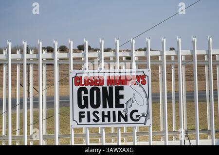 Das Schild zum Angeln ist weg am Tor Stockfoto