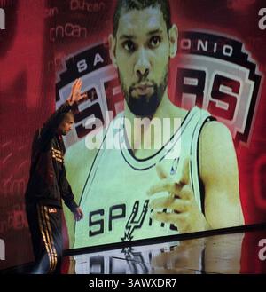 Juli 2016 – Los Angeles, Kalifornien, USA S - Tim Duncan kündigte seinen Rücktritt am Montag, den 11. Juli 2016 von den Spurs an. Duncan gewann fünf NBA-Titel in 19 Spielzeiten. FOTO: Tim Duncan von San Antonio Spurs wird am Sonntag, den 20. Februar 2011, während des 60. NBA All-Star-Spiels im Staples Center in Los Angeles, Kalifornien, vorgestellt. (Bild: © Prensa Internacional Via ZUMA Wire) Stockfoto