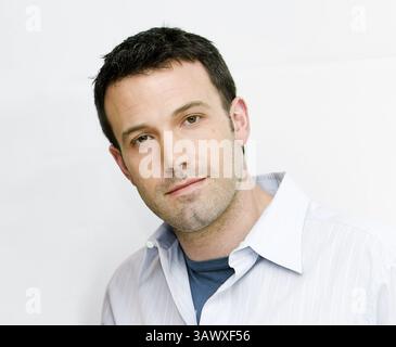 27. März 2009 – Hollywood, Kalifornien, USA – BEN AFFLECK wirbt für „State of Play“. Benjamin Geza Affleck-Boldt (* 15. August 1972), besser bekannt als Ben Affleck, ist ein US-amerikanischer Schauspieler und Filmemacher. Er begann seine Karriere als Kinderdarsteller und spielte in der PBS-Serie The Voyage of the Mimi (1984, 1988). Später trat er in der Coming-of-Age-Komödie Dazed and Confused (1993) auf, darunter Chasing Amy (1997) und Dogma (1999). Affleck erlangte Berühmtheit, als er und sein Jugendfreund M. Damon 1997 den Golden Globe and Academy Award für das beste Originaldrehbuch für Good will Hunting gewann. Er Stockfoto