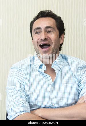 15. August 2013 - Hollywood, Kalifornien, USA - BEVERLY HILLS, CA - 15. AUGUST: Porträt von Demian Bichir, das am 15. August 2013 im Beverly Hilton Hotel in Beverly Hills, Kalifornien, für die 'Brücke' wirbt. (Bild: © Armando Gallo/ZUMA Studio) Stockfoto