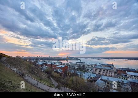 Ein pulsierender Sonnenuntergang über Strelka in Nischni Nowgorod, wo der Fluss Oka auf die Wolga trifft, mit der Alexander Newski Kathedrale und der Wolga Shipping Compan Stockfoto