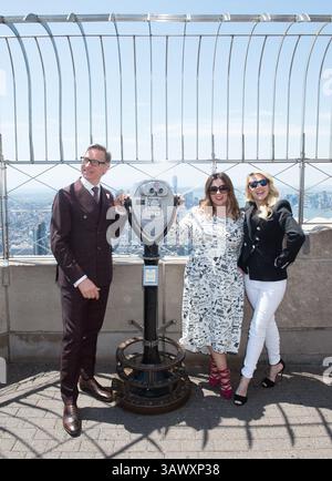 12. Juli 2016 - New York, New York, USA - Regisseur PAUL FEIG mit den Besetzungsmitgliedern MELISSA MCCARTHY und KATE MCKINNON Light the Empire State Building, Dienstag, 12. Juli 2016. (Bild: © Bryan Smith via ZUMA Wire) Stockfoto