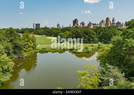Panoramablick auf den Central Park Turtle Pond im Sommer vom Belvedere Castle aus in New York, USA Stockfoto