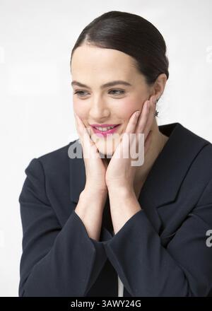 9. Februar 2014 - Hollywood, Kalifornien, USA - NEW YORK, NY - 9. FEBRUAR: Porträts von Jessica Brown Findlay, das am 9. Februar 2014 in New York, NY, für das Thema Winters Tale promotet. Foto: (Foto: © Armando Gallo/ZUMA Studio) Stockfoto