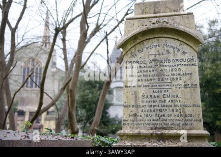 In Erinnerung an George Attenborough ein Grabstein auf dem Highgate Cemetery London mit der St. Michael's Church im Hintergrund Stockfoto
