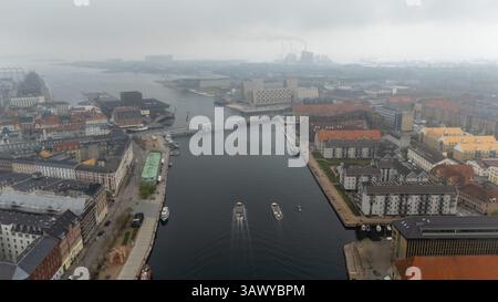 Kopenhagen, Dänemark. Kopenhagener Seen. Panorama der Stadt im Sommer. Bewölktes Wetter. Luftaufnahme Stockfoto