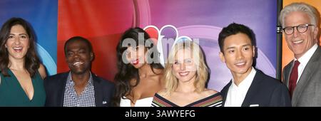 August 2016 - Beverly Hills, CA, USA - LOS ANGELES - 2. August: D'Arcy Carden, William Jackson Harper, Jameela Jamil, Kristen Bell, Manny Jacinto, Ted Danson auf der NBCUniversal TCA Summer 2016 Press Tour im Beverly Hilton Hotel am 2. August 2016 in Beverly Hills, CA (Kreditbild: © Kathy Hutchins/Newscom via ZUMA Press) Stockfoto