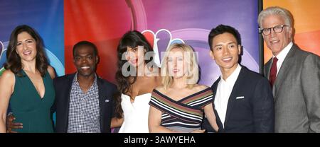 August 2016 - Beverly Hills, CA, USA - LOS ANGELES - 2. August: D'Arcy Carden, William Jackson Harper, Jameela Jamil, Kristen Bell, Manny Jacinto, Ted Danson auf der NBCUniversal TCA Summer 2016 Press Tour im Beverly Hilton Hotel am 2. August 2016 in Beverly Hills, CA (Kreditbild: © Kathy Hutchins/Newscom via ZUMA Press) Stockfoto